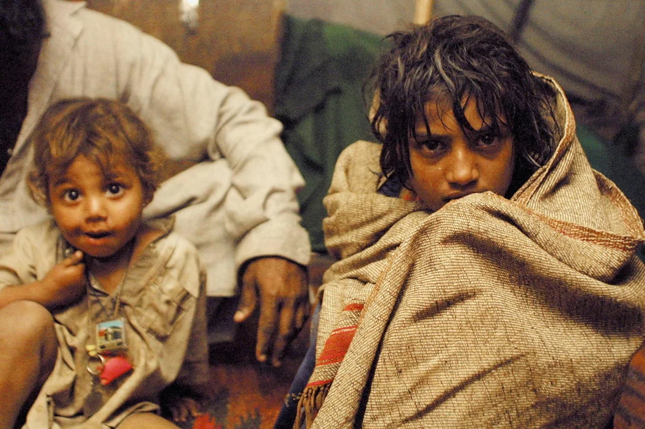 Afghanische Mädchen in einem Flüchtlingslager im pakistanischen Peschawar an der Grenze zu Afghanistan (Foto: Keystone/EPA/Marwan Naamani)
