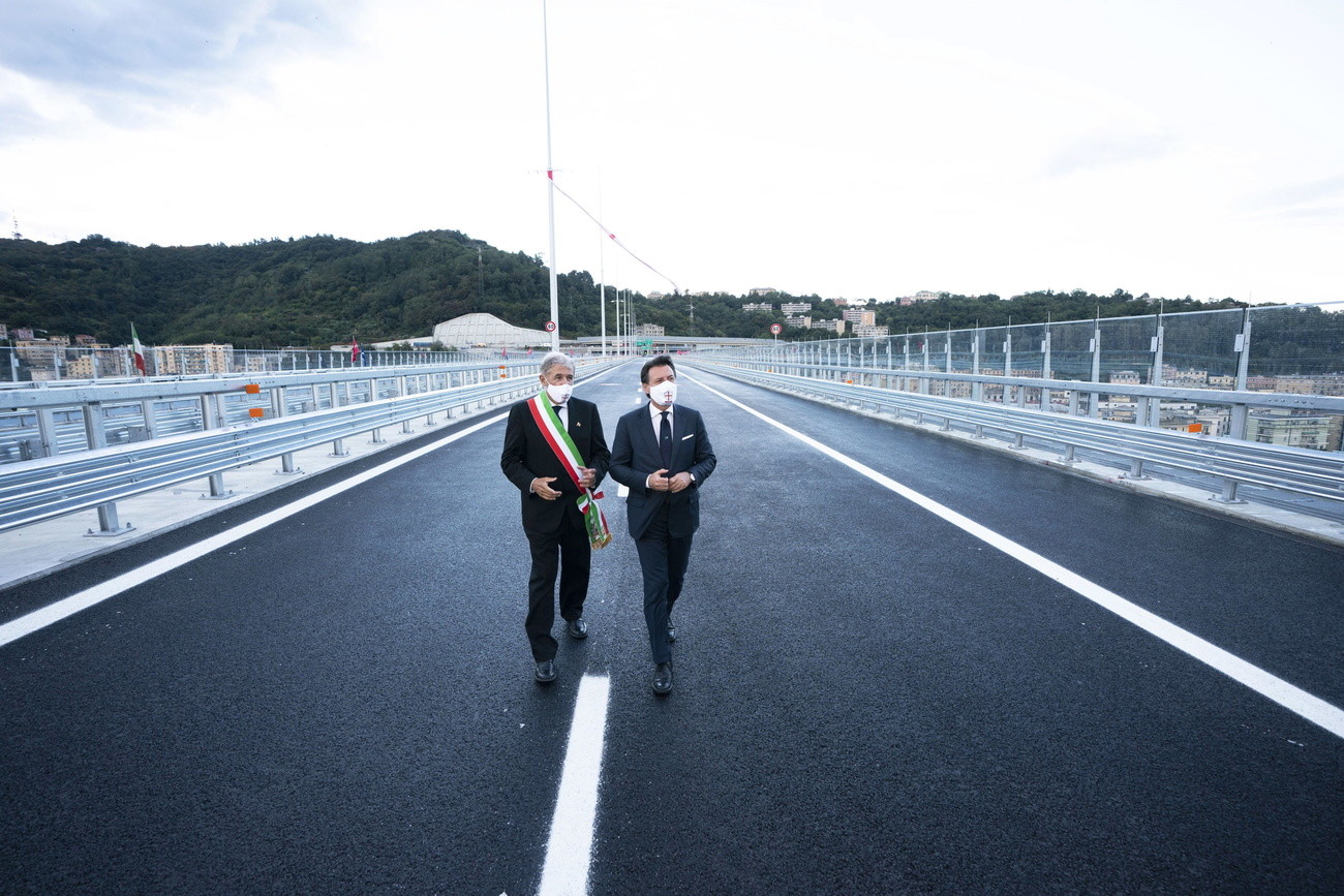 Ministerpräsident Conte (rechts) und der Genueser Bürgermeister Bucci auf der neuen Brücke (Foto: Keystone/EPA/Ansa/Filippo Attili/Palazzo Chigi Press Office)