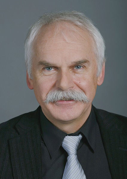 Hugo Fasel (* 1955) ist seit 2008 Direktor von Caritas Schweiz. Zuvor war Fasel  Präsident von Travail Suisse, dem früheren Christlichnationalen Gewerkschaftsbund der Schweiz (CNG). Von 1991 bis 2008 war Fasel christlich-sozialer  Nationalrat,  zuletzt als Mitglied der grünen Fraktion.