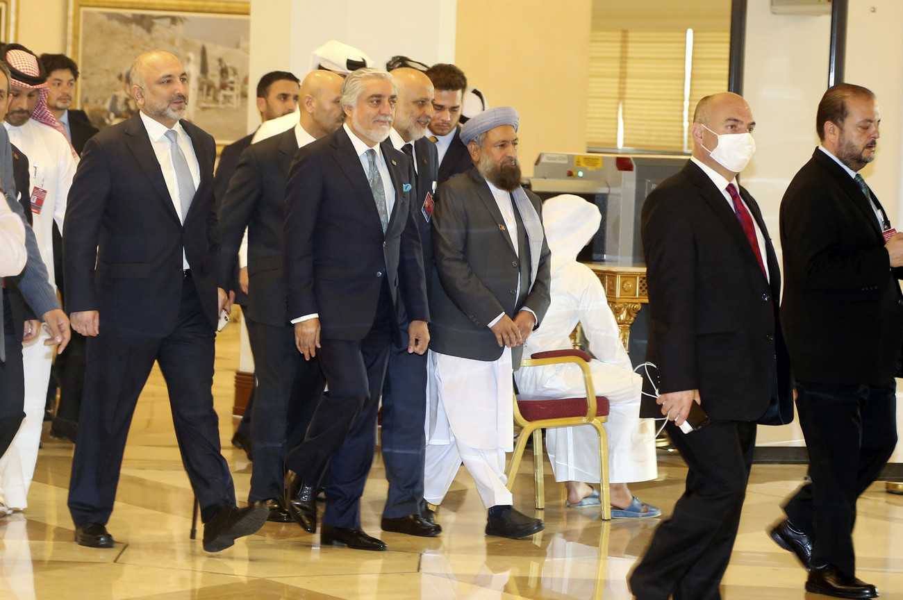 Abdullah Abdullah (Mitte) bei den Doha-Verhandlungen am 12. September 2020 (Foto: Keystone/AP/Hussein Sayed)