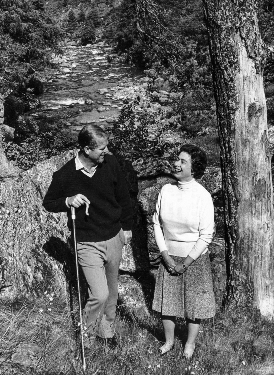 Philip und Elizabeth im Garten des Schlosses von Balmoral in Schottland, aufgenommen am 30. Oktober 1972, kurz vor ihrem 25. Hochzeitstag. (Foto: Keystone/Photopress-Archiv/Str)