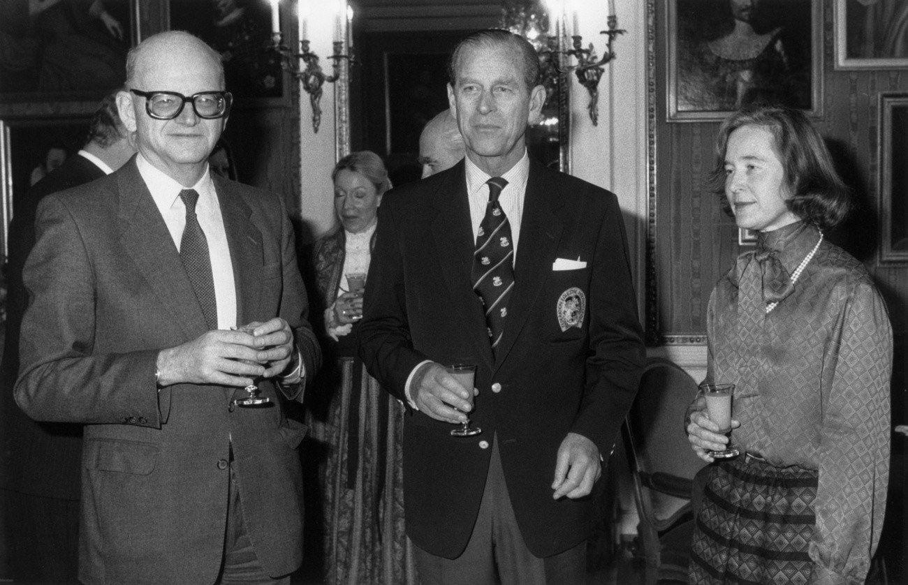 Am 12. Dezember 1984 stattete Philip der Schweiz einen inoffiziellen Besuch ab und traf im Von-Wattenwyl-Haus in Bern mit Bundesrat Alphons Egli (links) und Bundesrätin Elisabeth Kopp zusammen. (Foto: Keystone/Str) 