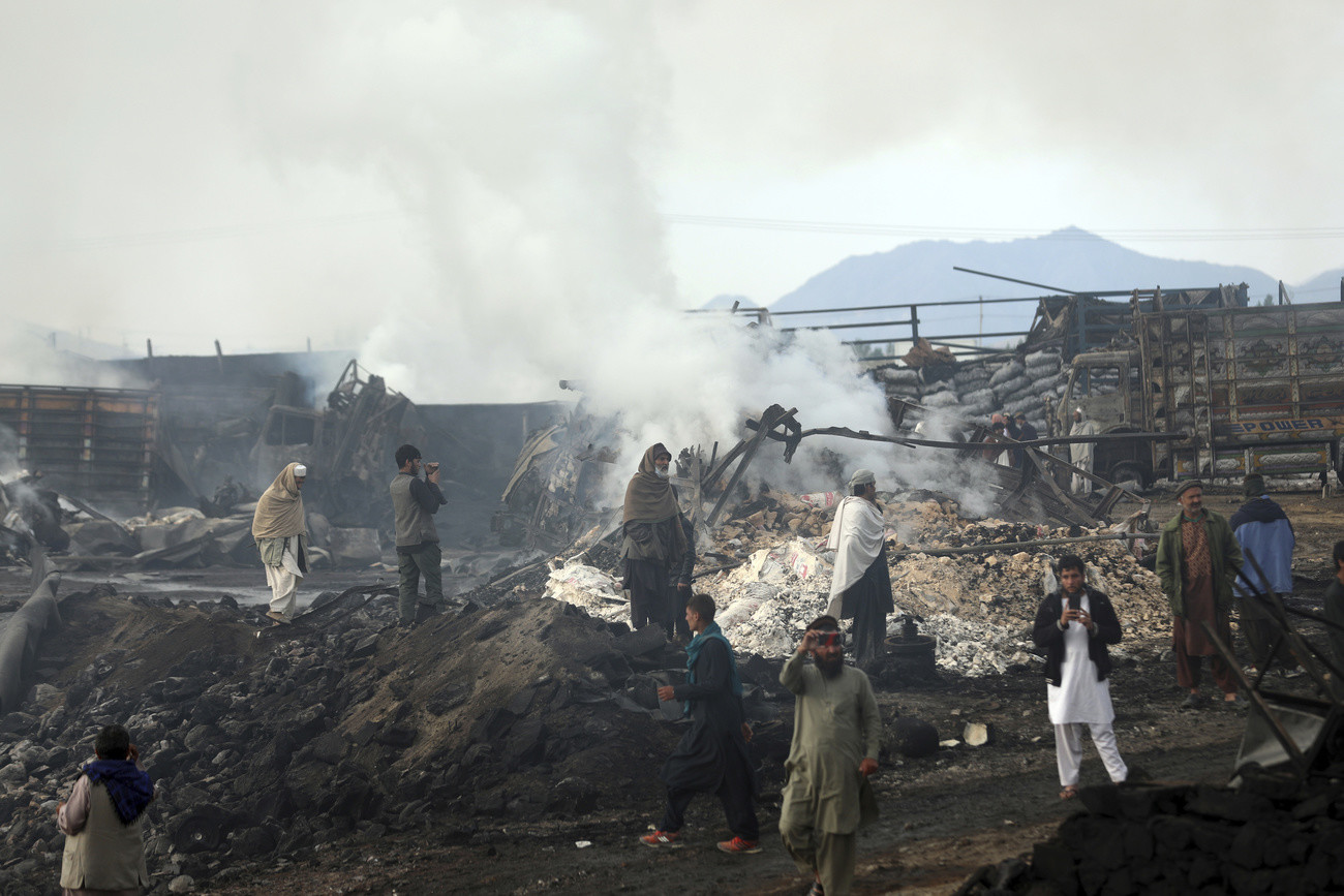 Brennende Öltankwagen am Samstagabend in Kabul (Foto: Keystone/AP/Rahmat Gul)