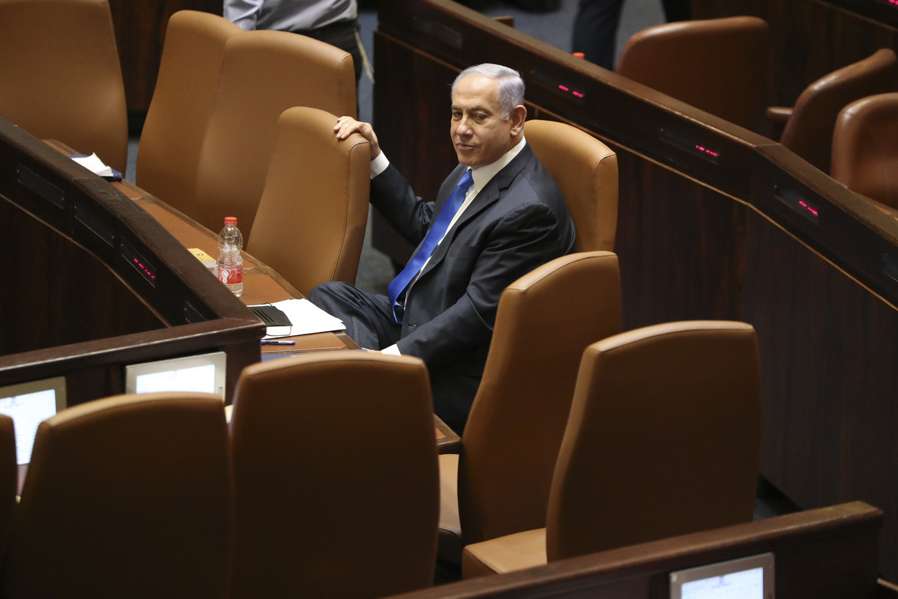 Die zwölfjährige Amtszeit von Benjamin Netanjahu ist zu Ende. Das israelische Parlament, die Knesset, sprach am Sonntagabend mit 60 zu 59 Stimmen dem designierten Ministerpräsidenten Naftali Bennet das Vertrauen aus. Während der Debatte pöbelten Netanjahu-Anhänger gegen die neue Regierung, die aus acht Parteien zusammengewürfelt ist. Einige der Störenfriede wurden aus dem Parlament entfernt. Vor der Residenz von Netanjahu tanzten und sangen am Abend Netanjahu-Gegner. Der Langzeit-Ministerpräsident verliert…