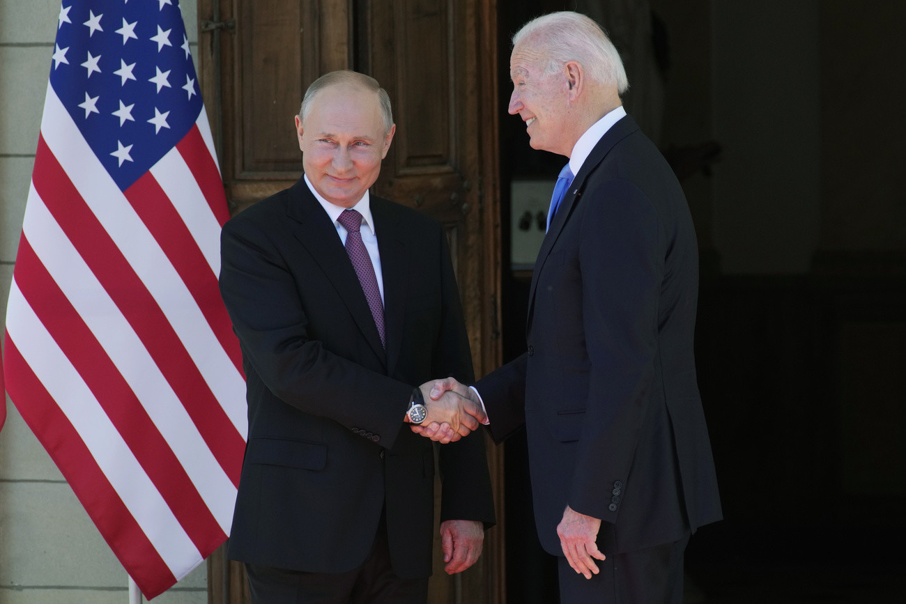 Erster Handshake: Wladimir Putin und Joe Biden vor der Tagungsvilla La Grange am frühen Mittwochnachmittag (Foto: Keystone/AP Pool/Alexander Zemlianichenko)