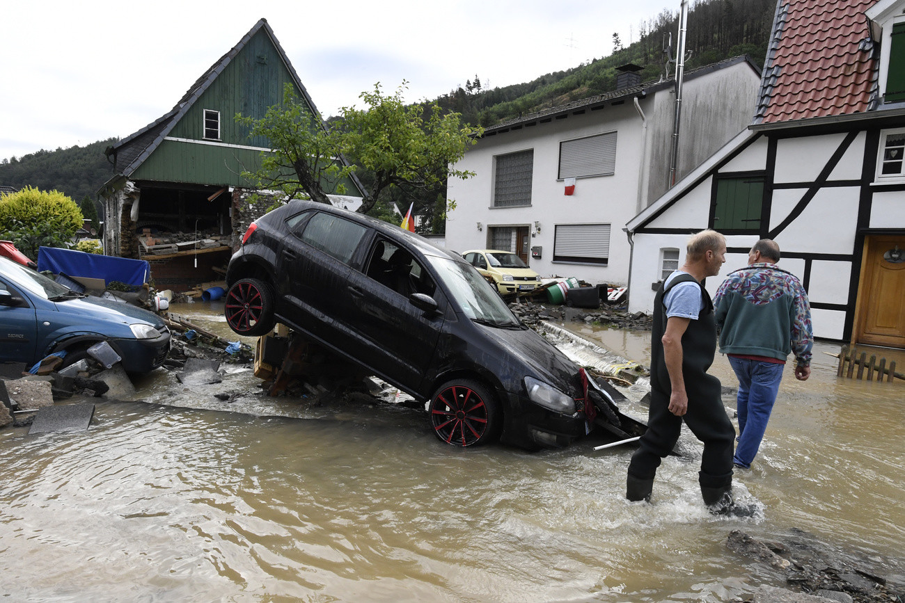 15.07.2021, Nordrhein-Westfalen, Hagen: Anwohner schauen sich die Schäden an, die die Überflutung der Nahma am Vorabend mit sich gebracht hat. Durch die heftigen Regenfälle war das Flüsschen zum reissenden Fluss geworden, der Autos und Häuser mit sich gerissen hat. Foto: Roberto Pfeil/dpa +++ dpa-Bildfunk +++ (KEYSTONE/DPA/Roberto Pfeil) 