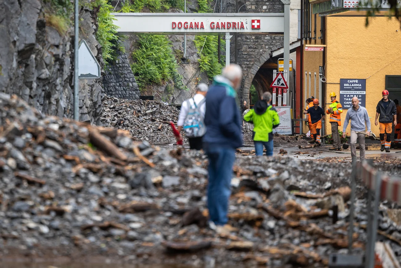 Nach anhaltenden und ergiebigen Regenfaellen ist ein Erdrutsch auf die Strasse beim Zolluebergang von Gandria niedergegangen und hat die Strecke blockiert, am Mittwoch, 28. Juli 2021. Die rekordhohen Regenmengen im Tessin in den letzten Tagen haben zu diversen Stoerungen im Auto- und Bahnverkehr gefuehrt. (KEYSTONE/Ti-Press/Massimo Piccoli) 