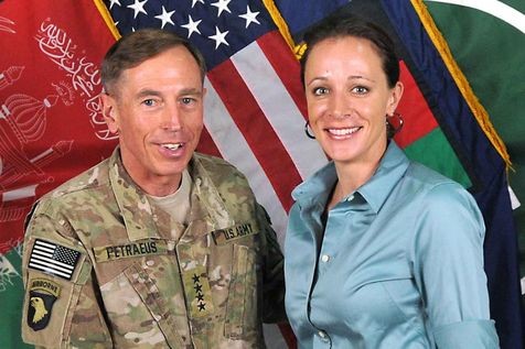David Petraeus und Paula Broadwell  am 13. Juli 2011 in Afghanistan (Foto: ISAF)