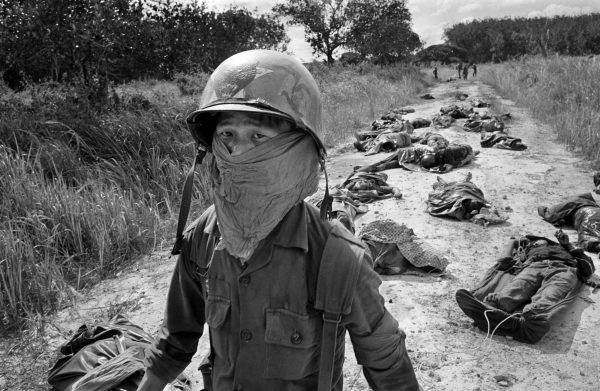 27. November 1965: 45 Meilen nordöstlich von Saigon: Gefallene amerikanische und südvietnamesische Soldaten auf einer Michelin-Gummiplantage. (Foto: AP/Horst Faas)

