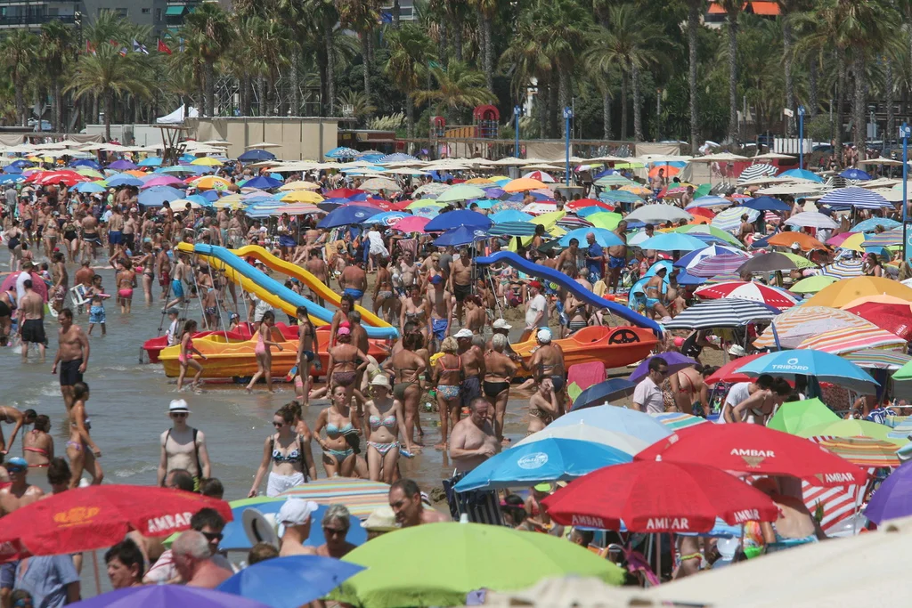 Eine Hitzewelle schwappt über das südliche Europa. In Spanien werden 48 Grad gemessen. Das Bild wurde in Salou an der Costa Daurada in der Provinz Tarragona in Katalonien aufgenommen. In Portugal war es 45 Grad heiss. (Foto: Keystone/EPA/Andreu Dalmau)
