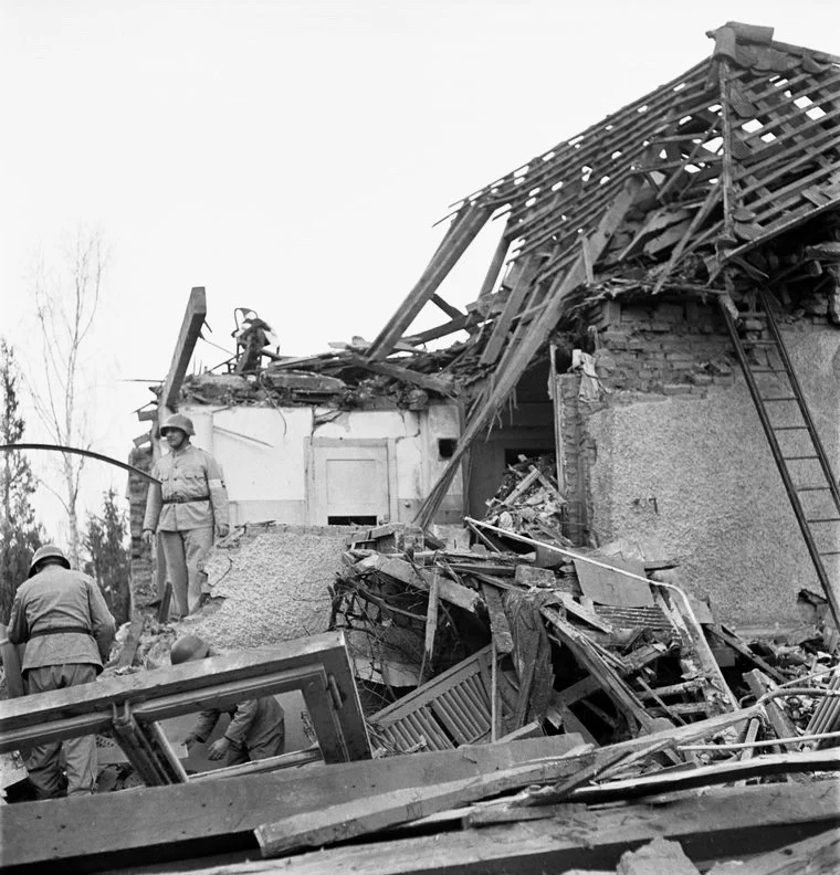 16. Dezember 1940: Kampfflugzeuge der britischen Royal Air Force (RAF) bombardieren in der Nacht vom 16. auf den 17. Dezember das Gundeldingerquartier in Basel. Vier Menschen sterben, es entsteht grosser Sachschaden. Bei irrtümlichen britischen und amerikanischen Bombenabwürfen auf Schweizer Städte sterben während des Zweiten Weltkrieges 84 Menschen. Der schwerste Angriff ereignete sich am 1. April 1944 auf Schaffhausen; damals kamen 40 Menschen ums Leben. Im Bild Aufräumarbeiten im Basler Gundeldingerquar…