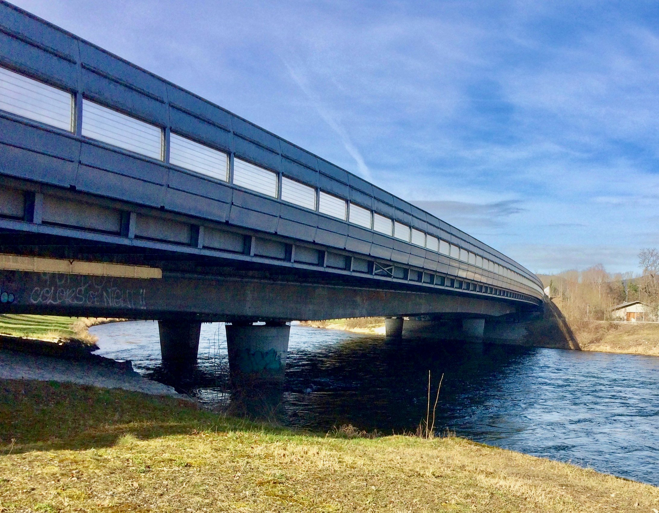 Bei Oberengstringen: Der Wanderweg überquert die Limmat unter der Autobahnbrücke