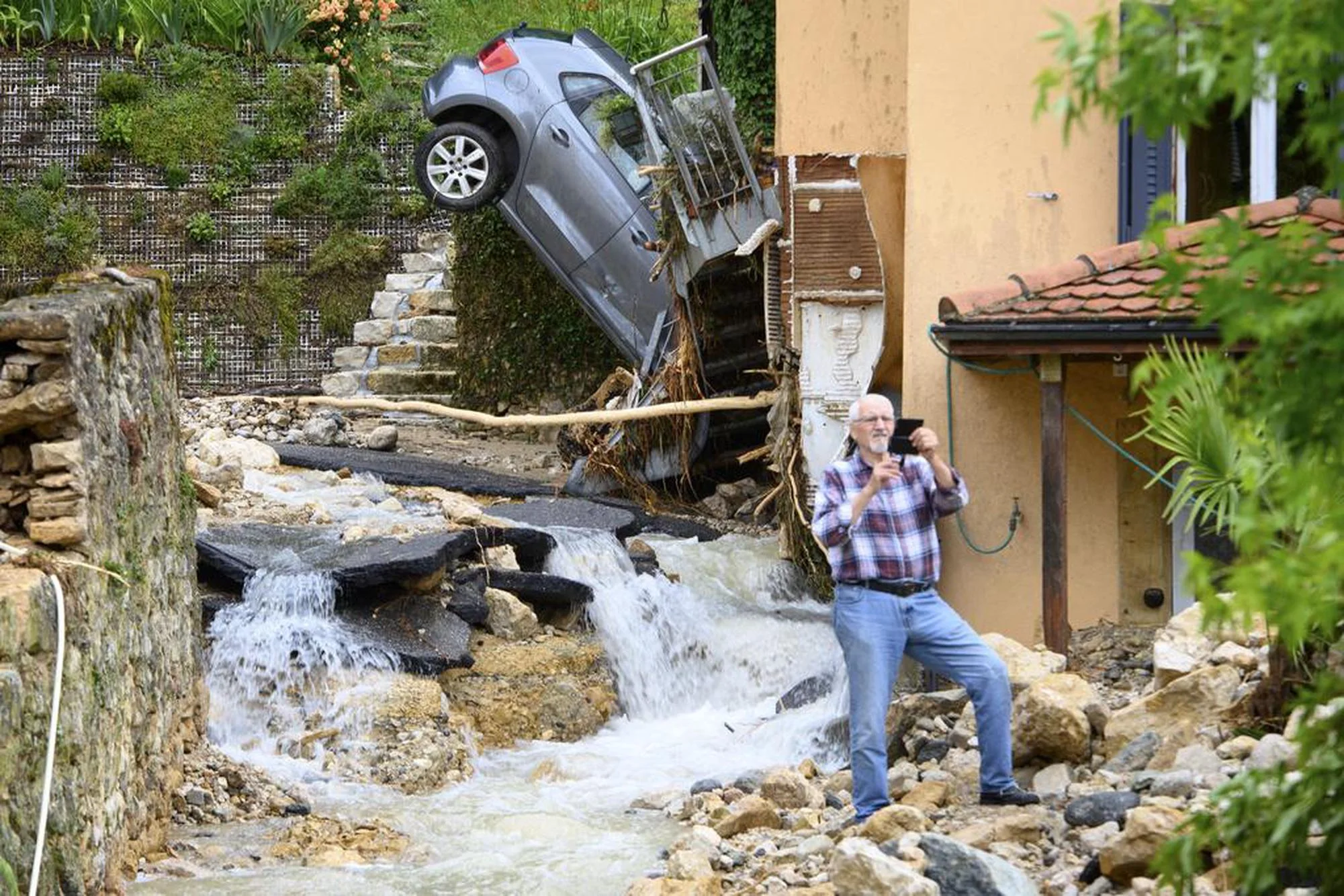 Ein Bach strömt durchs Dorf: Cressier im Kanton Neuenburg hat es am Dienstag heftig getroffen. (22. Juni 2021)Foto: Laurent Gillieron (Keystone)