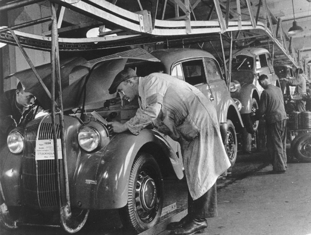 Der grösste deutsche Automobilhersteller verkauft 80 Prozent der Unternehmensanteile an den amerikanischen Automobilkonzern General Motors (GM). 1931 übernimmt GM auch die restlichen 20 Prozent. Zu den ersten erfolgreichen Autos unser GM-Führung wird von 1934 bis 1936 der Opel Olympia gebaut. Das undatierte Bild zeigt die Montage der ersten Opel Kadett. Adam Opel hatte die Firma 1862 gegründet und produzierte vorerst Nähmaschinen und Velos. Am 6. März 2017 übernimmt der französische Autokonzern PSA (Peugeo…
