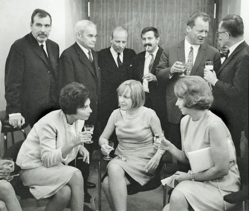 18. Dezember 1913: Geburt von Willy Brandt, deutscher Bundeskanzler. Das Bild zeigt ihn auf einem Empfang in Bayreuth im September 1965. Vordere Reihe (von links): die Schauspielerin Agnes Fink, die Schriftstellerin Ingeborg Bachmann und Rut Brandt, dahinter (von links): der Regisseur und Schauspieler Bernhard Wicki, der Schauspieler und Regisseur Fritz Kortner, der Komponist Hans Werner Henze, der Schriftsteller Günter Grass, Willy Brandt und der Berliner Wirtschaftssenator Karl Schiller. (Foto: Keystone/…
