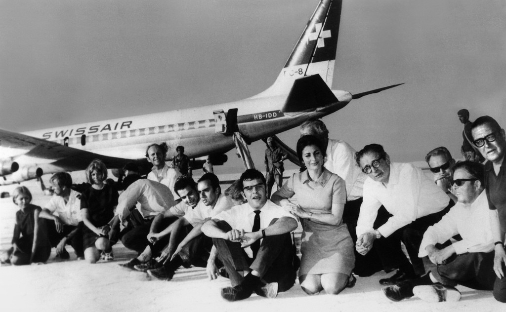 6. September 1970: Kämpfer der Volksfront zur Befreiung Palästinas (PFLP) zwingen in einer koordinierten Aktion je ein Flugzeug der Swissair (DC-8 „Nidwalden“), der britischen BOAC und der amerikanischen TWA in der jordanischen Wüste Zerka (Zarqa) zu landen, und zwar auf dem Dawson's Field, einem ehemaligen Flugplatz der Royal Air Force. An Bord der Swissair-Maschine befinden sich 145 Passagiere und 12 Besatzungsmitglieder. Die PFLP verlangt die Freilassung der drei in der Schweiz verurteilten Palästinense…