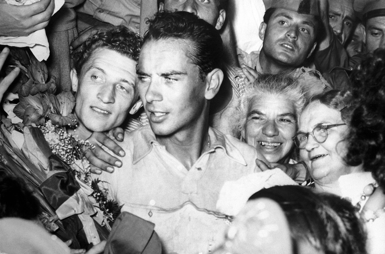 Als erster Nicht-Italiener gewinnt der Schweizer Hugo Koblet den Giro d’Italia. Im Bild: Koblet bei der Siegesfeier in Rom. Rechts im Bild (mit Brille) seine Mutter. Im gleiche Jahr gewinnt er die Tour de Suisse. Koblet und Ferdy Kübler waren die besten schweizerische Radrennfahrer in den Fünfzigerjahren. Koblet flogen zwischen 1947 und 1955 die Siege nur so zu – und die Frauen auch. Mehrmals wurde der angehimmelte Hugo Schweizer Meister. 1951 gewann er die 38. Tour de France. Ein französischer Journalist …