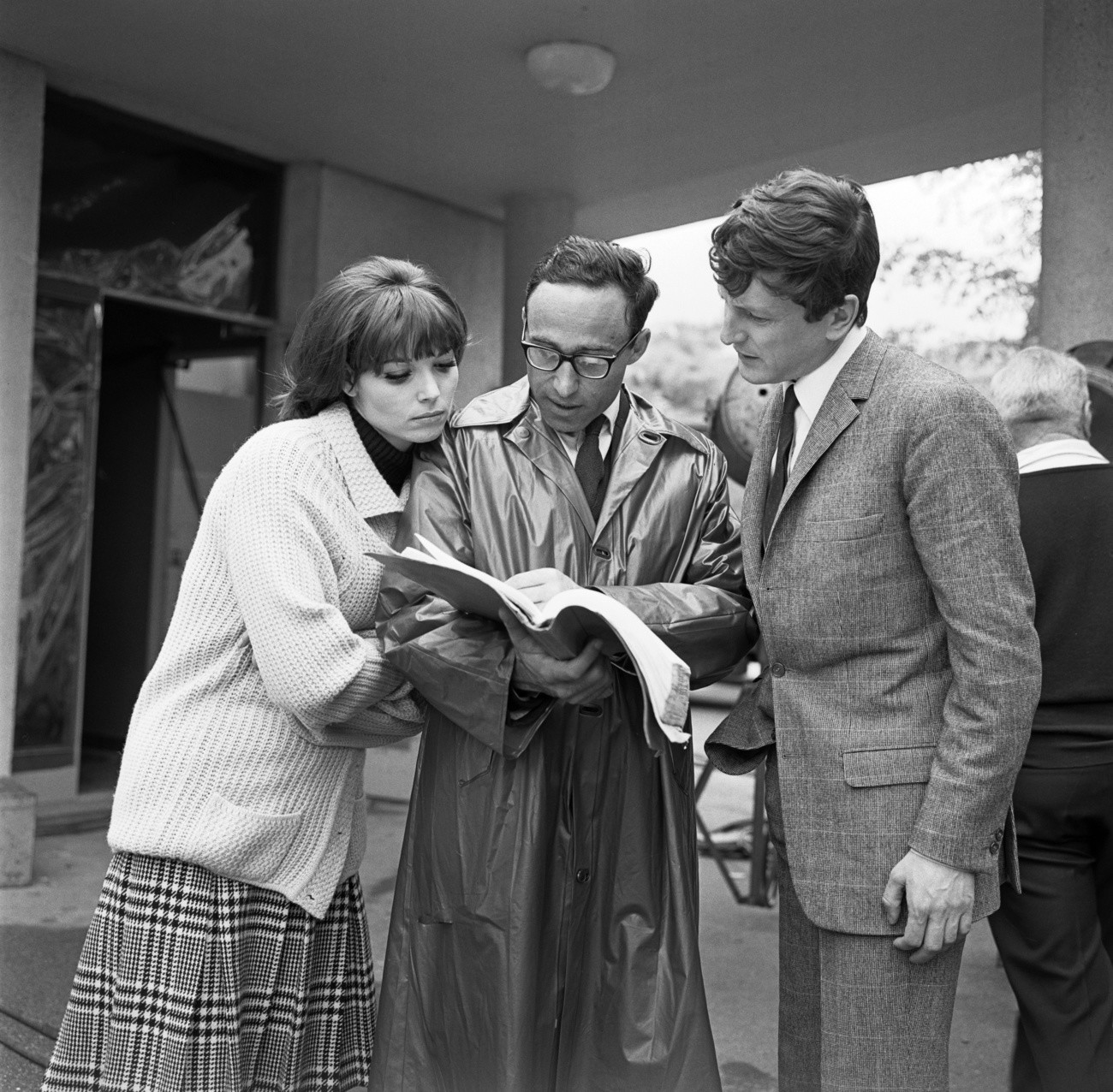 Elsa Martinelli, Nicolas Gessner und Claude Rich während der Dreharbeiten zum Film „Un milliard dans un billard“ am 8. Juni 1965 in Lutry bei Lausanne (Foto: Keystone/Photopress-Archiv/Str)
