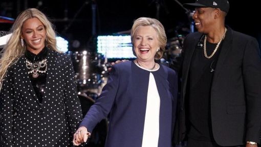 Hillary Clinton mit der Sängerin und Schauspielerin Beyoncé und dem Rapper Jay Z. am Montag in North Carolina.