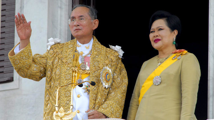 13. Oktober: In Bangkok stirbt König Bhumibol. Er war das seinerzeit am längsten amtierende Staatsoberhaupt der Welt. Das Forbes Magazine bezifferte sein Vermögen auf 35 Milliarden Dollar. Damit war er der reichste Monarch der Welt. Im Bild: Bhumibol mit Königin Sirikit.