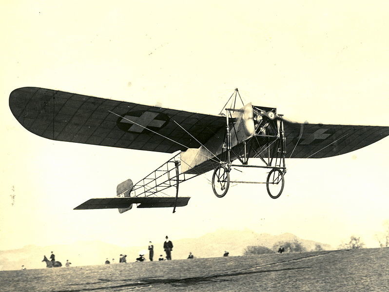Als erster Mensch überquert Oskar Bider am 13. Juli 1913 mit einem Flugzeug die Alpen von Bern nach Mailand.  Das Bild zeigt den Start der Maschine in Bern Beundenfeld.