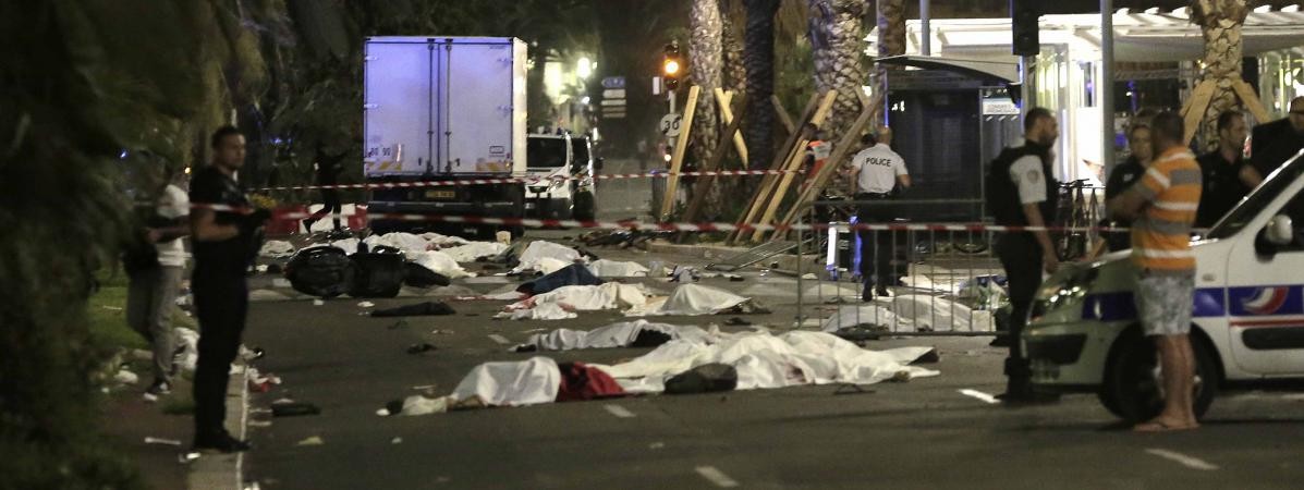 14. Juli: Während des französischen Nationalfeiertags fährt der 31-jährige Tunesier Mohamed Salmene Lahouaiej Bouhlel  auf der Promenade des Anglais in Nizza absichtlich in die feiernde Menge und tötet 86 Menschen. Mehr als 300 werden teils schwer verletzt. Sicherheitskräfte erschiessen den Attentäter. 