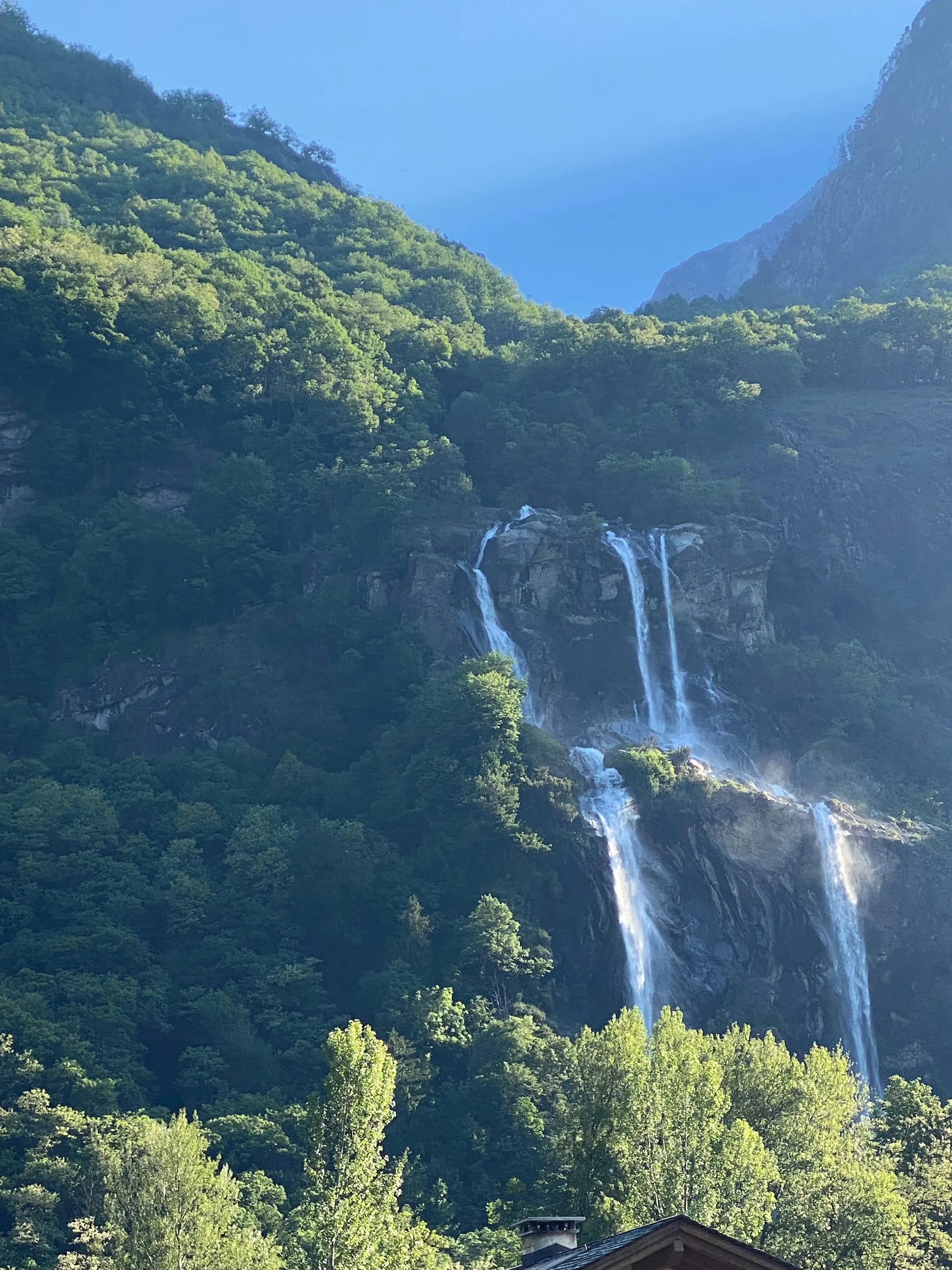 Wasserfall bei Piuro über dem verschütteten Dorf