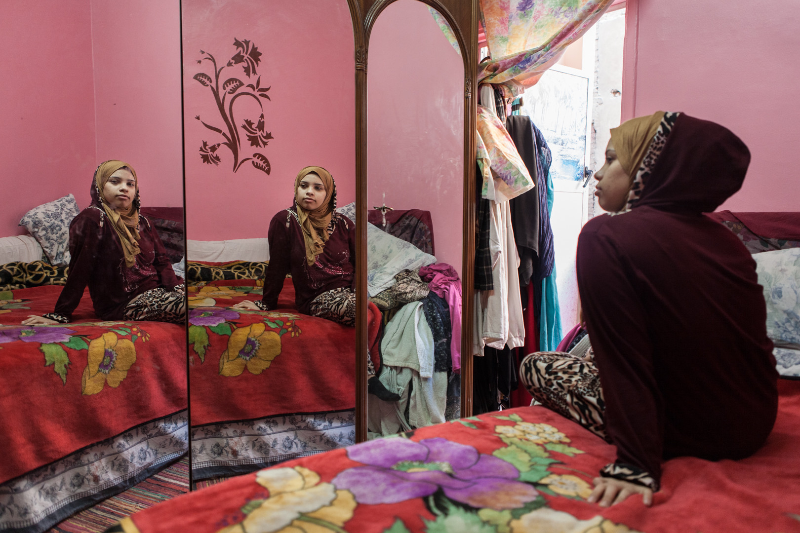 Amélie Losier: Noura Khaled Sayed Hamed in ihrem Schlafzimmer, Kairo, 2015.
In: SAYEDA, Nimbus. Kunst und Bücher, 2017