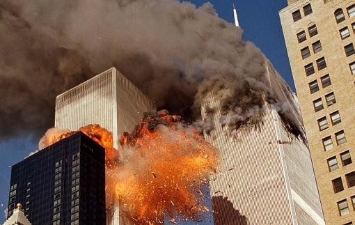 11. September 2001: Nine-Eleven (9/11). Al-Kaida-Terroristen entführen vier Flugzeuge. Zwei werden in die Zwillingstürme des World Trade Centers in New York gesteuert, ein drittes ins Pentagon in Washington, und ein viertes stürzte bei Shanksville in Pennsylvania ab. Insgesamt sterben rund 3‘000 Menschen. 