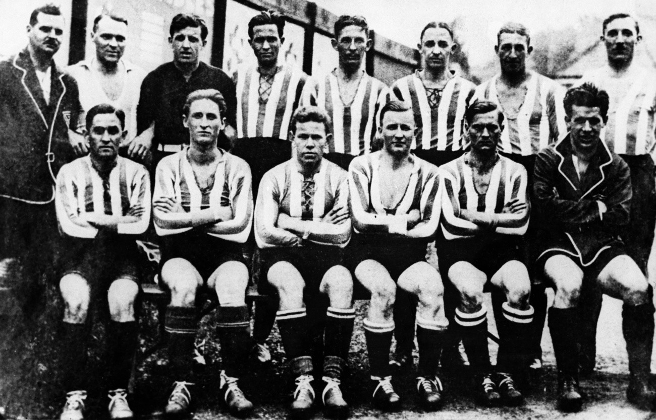 Der FC Zürich (FCZ) wird von ehemaligen Mitgliedern des FC Excelsior und des FC Turicum gegründet. Insgesamt wurde der FCZ bisher zwölfmal Schweizer Meister und zehnmal Cupsieger. Das erste Spiel bestritt der FCZ am 30. August 1896 auf der Velo-Rennbahn Hardau in Zürich gegen den FC Phönix St. Gallen. Die Begegnung endete 3:3. Das Bild zeigt die Mannschaft des Schweizermeisters der Saison 1923/24. Stehend von links nach rechts: Gut, Evadinger, Hofmann, Güttinger, Schüepp, Schnorf, Besch, Zobrist; sitzend: …