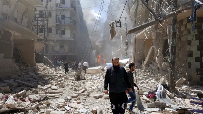 Oktober: Eine Stadt stirbt. Der amerikanische Aussenminister John Kerry hat die Lage in der nordsyrischen Metropole Aleppo als „die schlimmste seit dem Zweiten Weltkrieg“ bezeichnet. Syrische und russische Kampfflugzeuge bombardieren die Stadt ununterbrochen. Waffenstillstände halten nur einige Stunden. Tausende kommen in Ost-Aleppo im Bombenhagel ums Leben. Auch die letzten verbleibenden Krankenstationen werden bombardiert. Viele Menschen sterben auf der Flucht. 