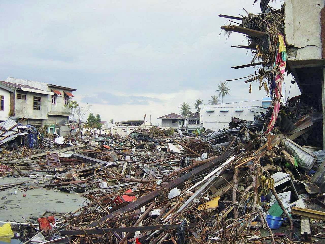 26. Dezember 2004: Ein Erdbeben der Stärke 9,1 im indischen Ozean löst einen Tsunami aus. 230‘000 Menschen sterben. Das Bild stammt aus der indonesischen Provinz Aceh auf der Insel Sumatra. Allein in Indonesien gibt es mehr als 165'000 Todesopfer. Fast zwei Millionen Menschen rund um den indischen Ozean werden obdachlos. Es ist das drittstärkste je registrierte Beben. 