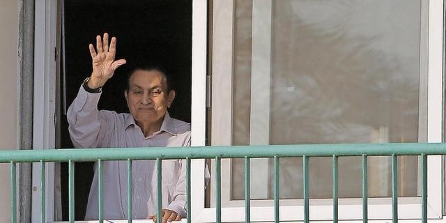 Hosnie Mubarak winkt 2016 aus dem Fenster des Maadi-Militärspitals in Kairo (Foto: Keystone/AP)