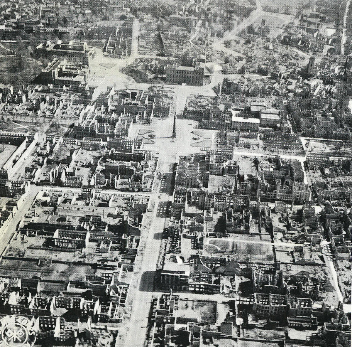 Um 23.55 Uhr bombardieren 234 Kampfflugzeuge der Royal Air Force 25 Minuten lang die Stadt mit Spreng- und Brandbomben. In dem Feuersturm sterben 11'000 Menschen, 65'000 werden obdachlos. (Foto: PD)
