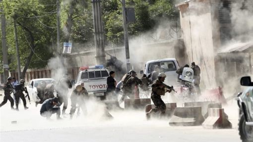 Bei zwei Selbstmordanschlägen nahe des Nato-Hauptquartiers und der amerikanischen Botschaft in der afghanischen Hauptstadt Kabul sterben über 30 Menschen. Nachdem eine erste Bombe geplatzt war, strömten Helfer und Journalisten an den Ort des Geschehens. Dann liess ein Selbstmordattentäter, der sich als Kameramann tarnte und sich den Herbeiströmenden näherte, eine zweite Bombe hochgehen. Unter den Toten befindet sich ein Reporter der französischen Nachrichtenagentur Agence France Press. (Foto: KeysoneAP Pho…