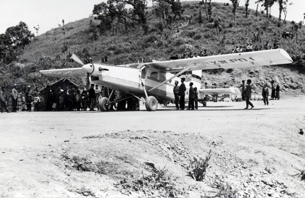 In Stans (NW) startet der erste PC-6 Porter der Pilatus-Flugzeugwerke zu seinem Jungfernflug. Das Allzweckflugzeug kann zehn Passagiere an Bord nehmen. Es wird auch für Verletztentransporte, zur Bekämpfung von Waldbränden, zum Besprühen von Agrarflächen, zur Absetzung von Fallschirmspringern und zur Luftbildfotografie eingesetzt. Insgesamt wurden fast 600 PC-6 gebaut. Im Bild ein PC-6 Porter in Laos, aufgenommen um 1970. (Foto: PD)