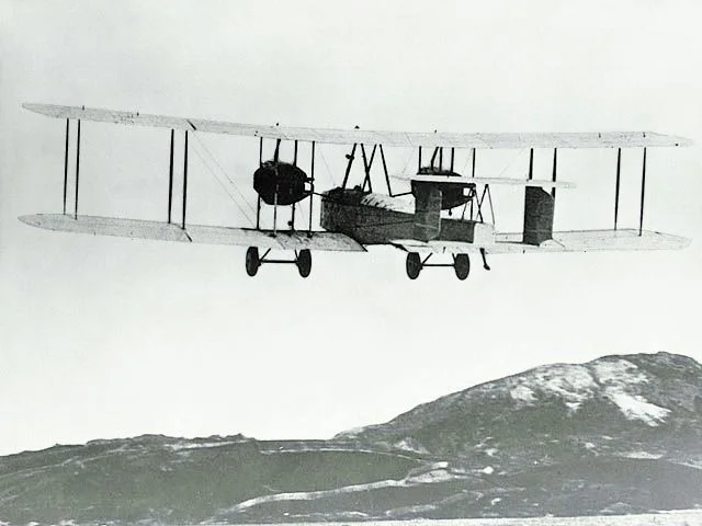 Mit seinem Navigator Arthur Whitten Brown überquerte er erstmals in einem Nonstop-Flug den Atlantik, und zwar von West nach Ost in einer Vickers Vimy am 14./15. Juni 1919. Das Flugzeug startete in St. John’s, Neufundland, die Landung (hier im Bild) erfolgte nach 16 Stunden und 12 Minuten Flugzeit in der Nähe von Clifden in Irland nach 1980 geflogenen nautischen Meilen (3.667 km). Nach dem Flug erhielten Alcock und Brown in London von Winston Churchill das Preisgeld überreicht und wurden am nächsten Tag von…