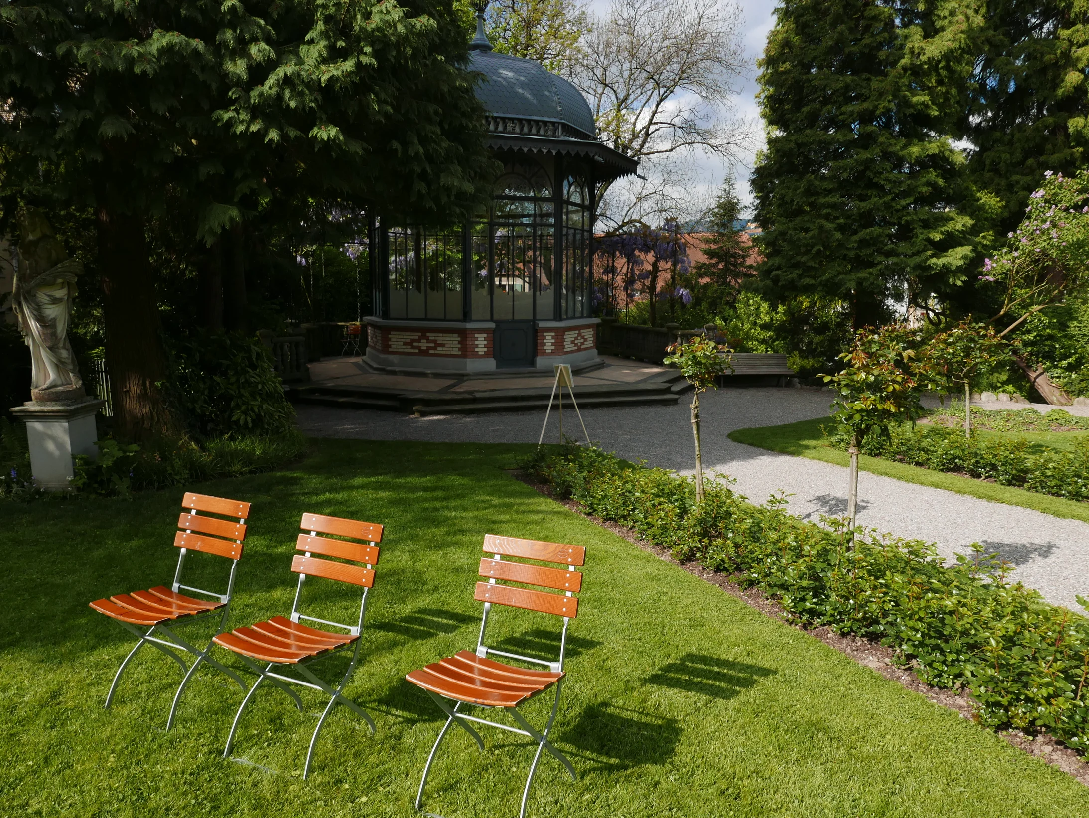 Im Park der Villa Patumbah: Alles bereit für die erste Szene (alle Fotos: Dieter Imboden)