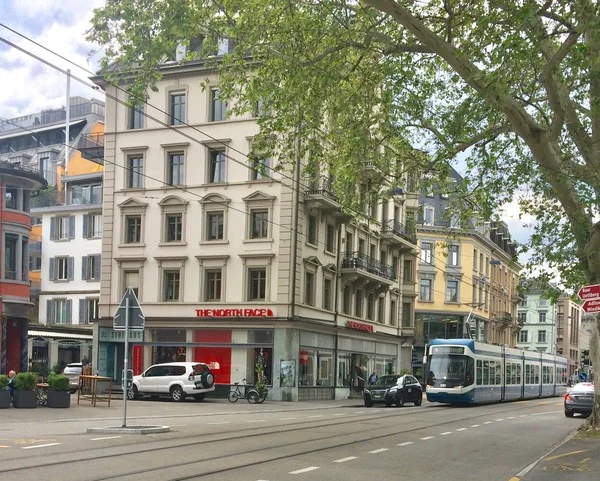 Sihlbrücke: Blick auf das Haus Sihlstrasse 95, wo Ruben Gidionovics die ‚Warenhalle zur Sihlporte’ betreibt