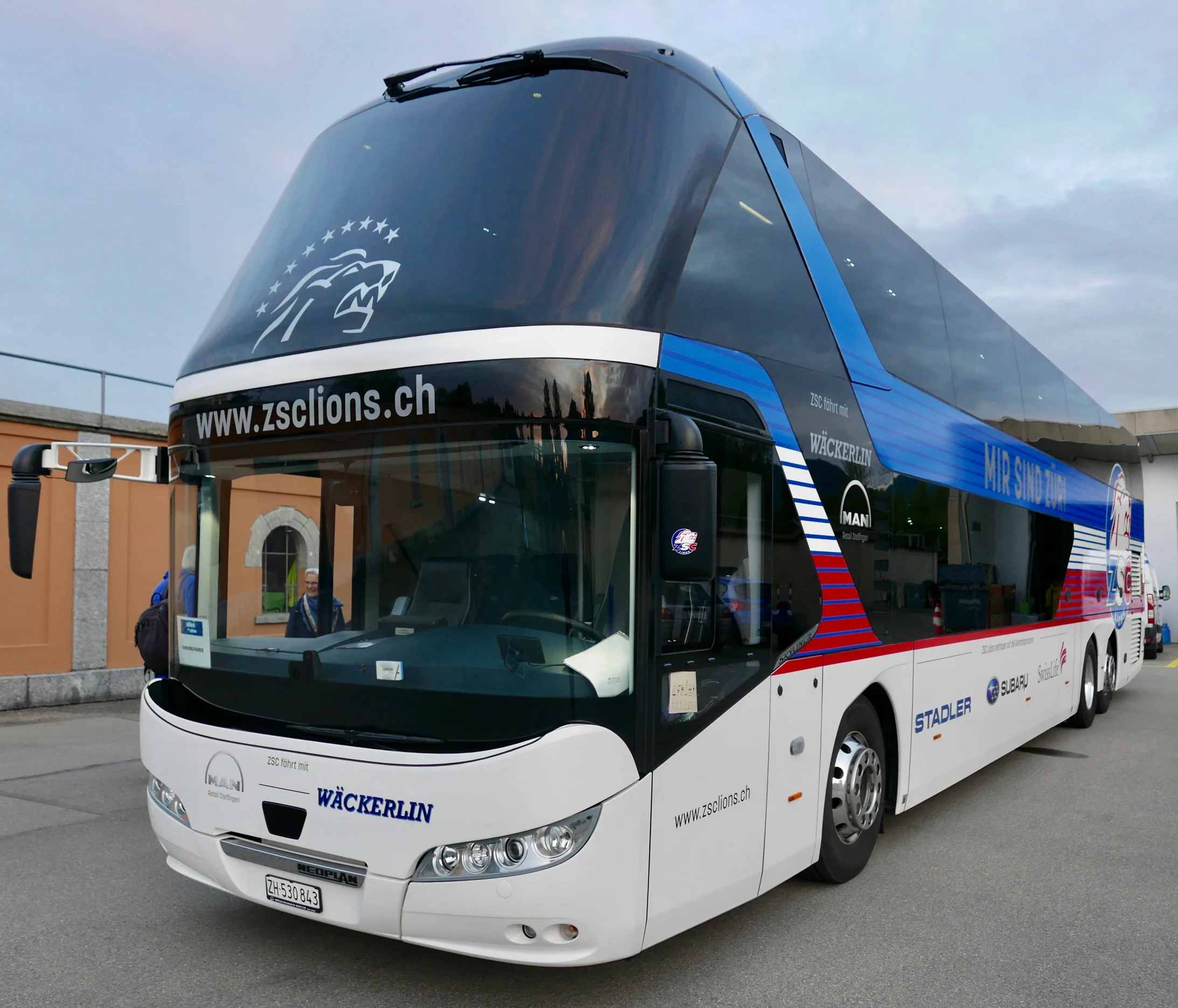 Mit dem Bus des zsclions unterwegs von Ort zu Ort