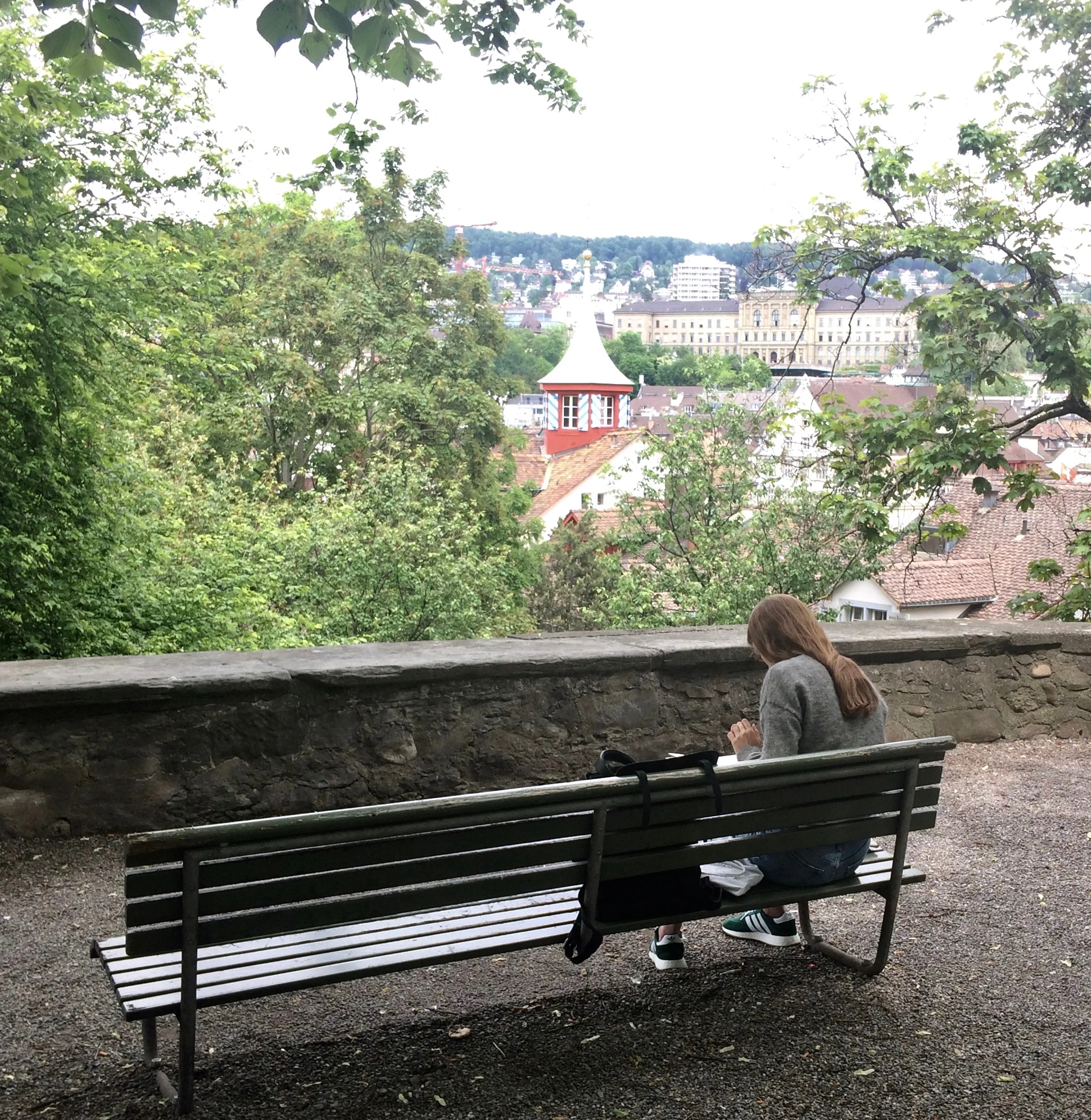 Bank auf dem Lindenhof, wo Clive Lawrence Bell Englischunterricht erteilt
