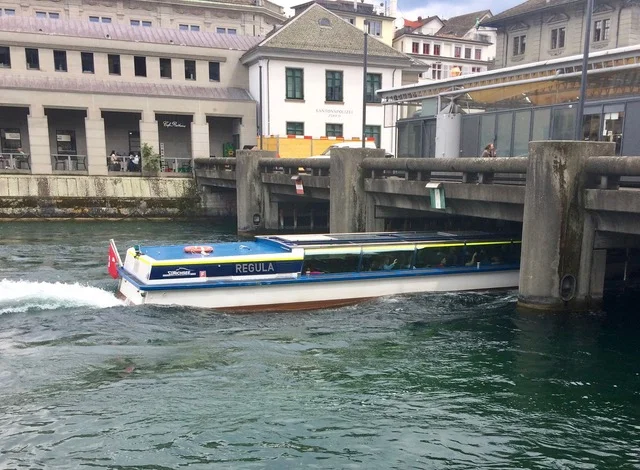 MS Regula bei der Gemüsebrücke