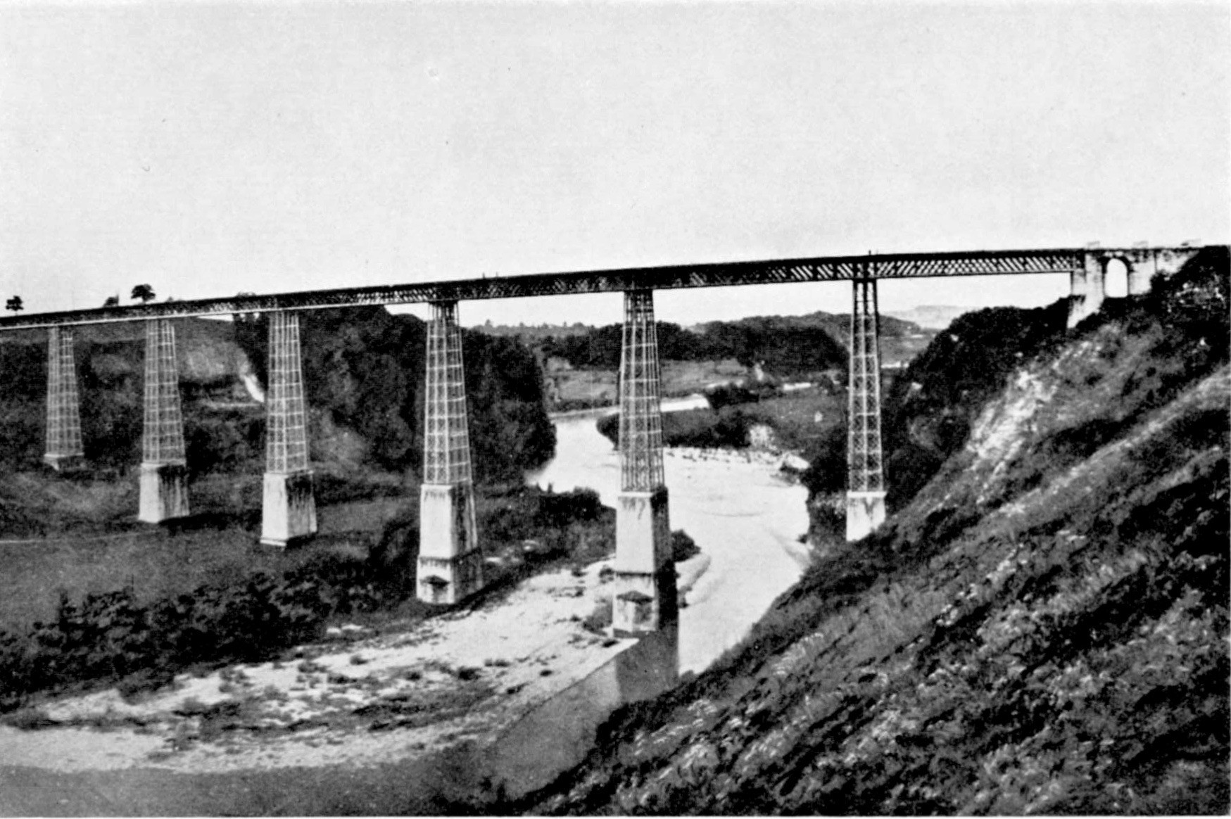 Der 334 Meter lange und 82 Meter hohe Grandfey-Eisenbahnviadukt über die Saane (Sarine) verbindet - über den Röstigraben hinweg - die deutsche und die französische Schweiz. Das Bild stammt aus dem Jahr 1862. 1925 bis 1927 wurde die Brücke umgebaut und verstärkt.