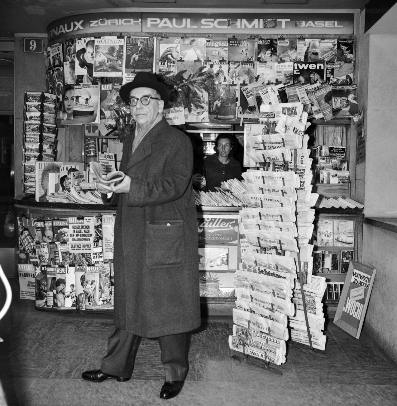 Der Schriftsteller und Literaturnobelpreistraeger Ivo Andric (1892-1975) macht auf seiner Heimreise, von der Preisverleihung kommend, in Zürich Halt. Aufgenommen vor einem Kiosk am 21. Dezember 1961. (Foto: Keystone/Photopress-Archiv/Hermann Schmidli) 