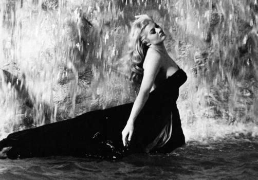 Die schwedische Schauspielerin, Muse von Federico Fellini, stirbt im Alter von 83 Jahren krank und mittellos in einer Römer Vorstadtklinik. Berühmt wurde sie mit Fellinis La dolce vita. Die Szene im Trevi-Brunnen mit Marcello Mastroianni gehört zu den legendärsten Szenen der Filmgeschichte. 