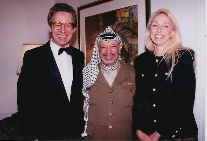 Ein Lächeln für die Diplomatie und humanitäre Anliegen: Arafat mit den Küngs