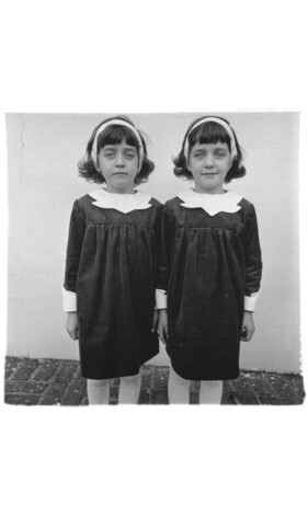 Diane Arbus
Identical Twins, Roselle, N.J. 1967 (Eineiige Zwillinge, Roselle, New Jersey 1967)
© The Estate of Diane Arbus