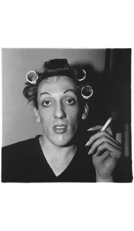 Diane Arbus
A young man in curlers at home on West 20th Street, N.Y.C. 1966 (Junger Mann mit Lockenwicklern zu Hause in der West 20th Street, New York City 1966)
© The Estate of Diane Arbus