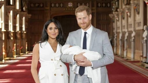 Der Sohn von Harry, Duke of Sussex und Meghan, Duchess of Sussex wird im Portland Hospital in London geboren. Am 6. Juli wird Archie auf Schloss Windsor getauft. Rund um die Geburt entstand ein Medienrummel, der auch seriöse Medien infizierte. (Foto: Keystone/EPA/Dominic Lipinski/Pool)