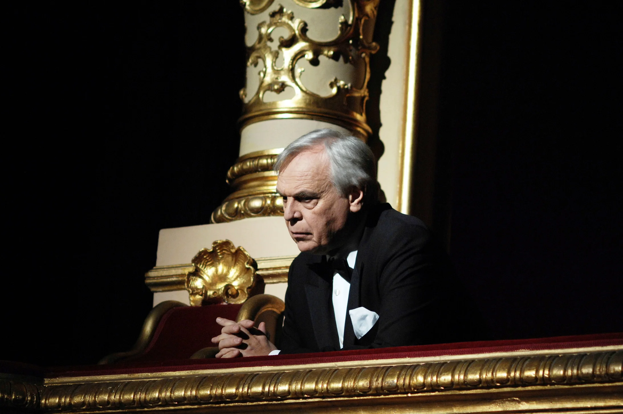 Haushofmeister Alexander Pereira im Frack (Foto: Suzanne Schwiertz)